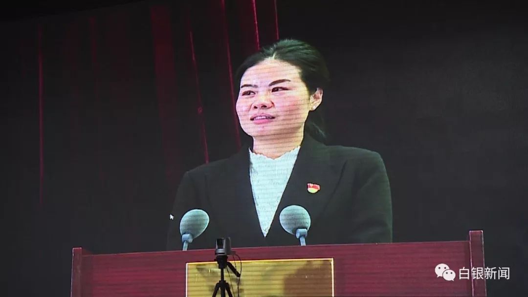追授张小娟同志全国脱贫攻坚模范称号大会暨张小娟同志先进事迹报告会