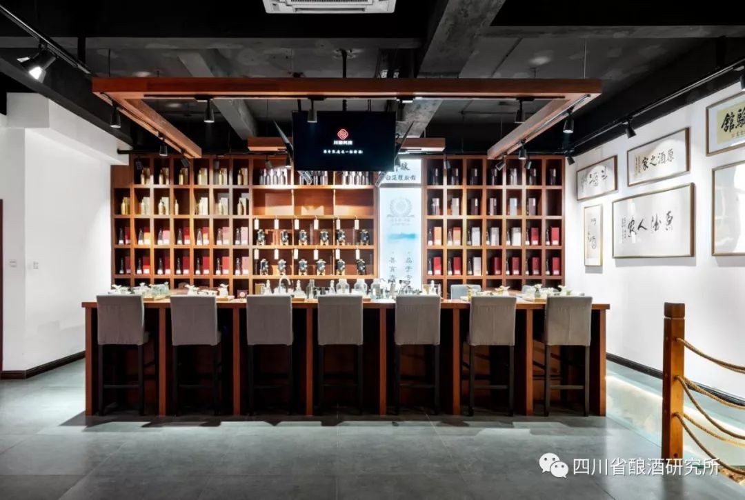 聆听老酒故事品味川酒甘美