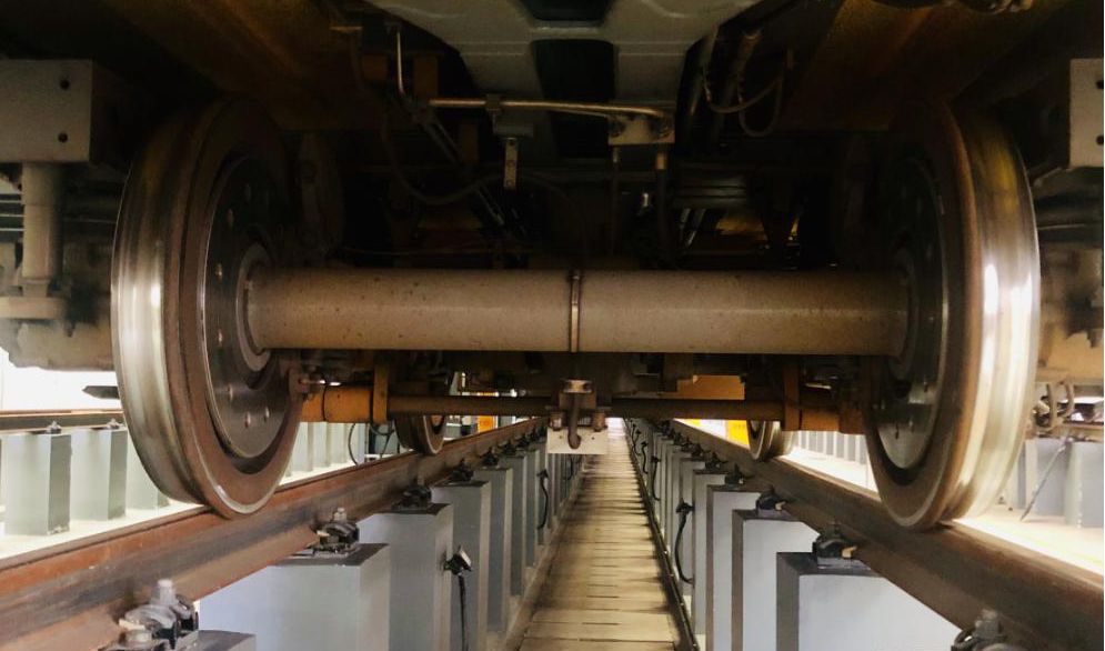 地铁车辆的轮对与钢钢轨上表面相接触的表面称为踏面,踏面一侧凸起的