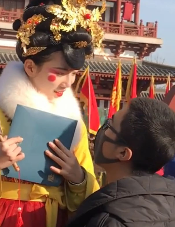 可能很多人都认为这个小姐姐单身,但其实她早就已经有了男朋友,而且也