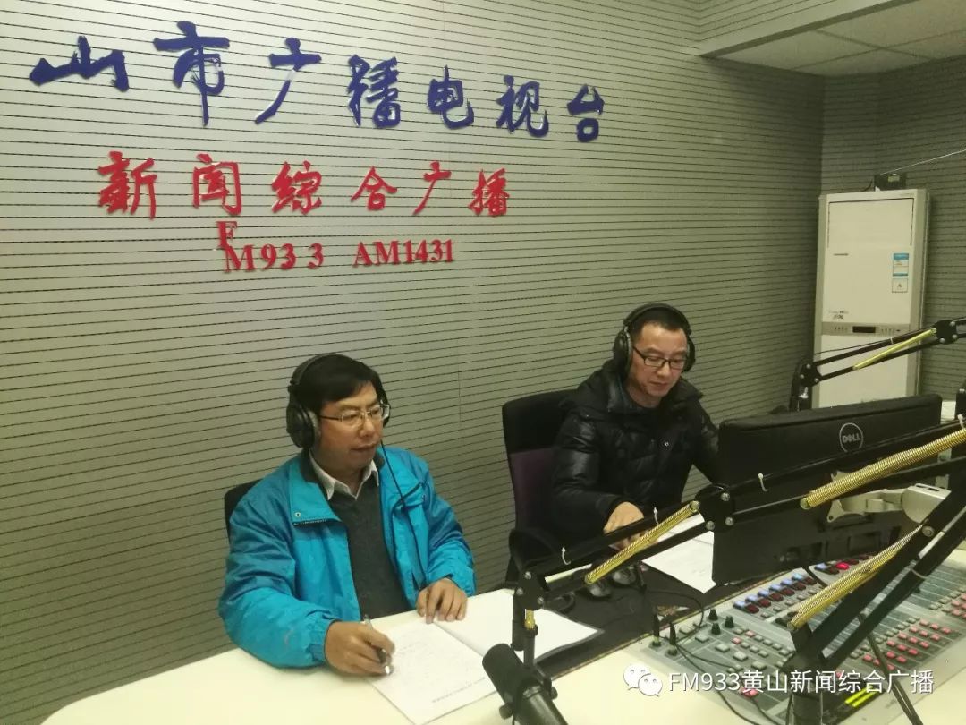 副局长 张兵(左)业务科科长 吴诚法规科科长 周国宏气象台副台长