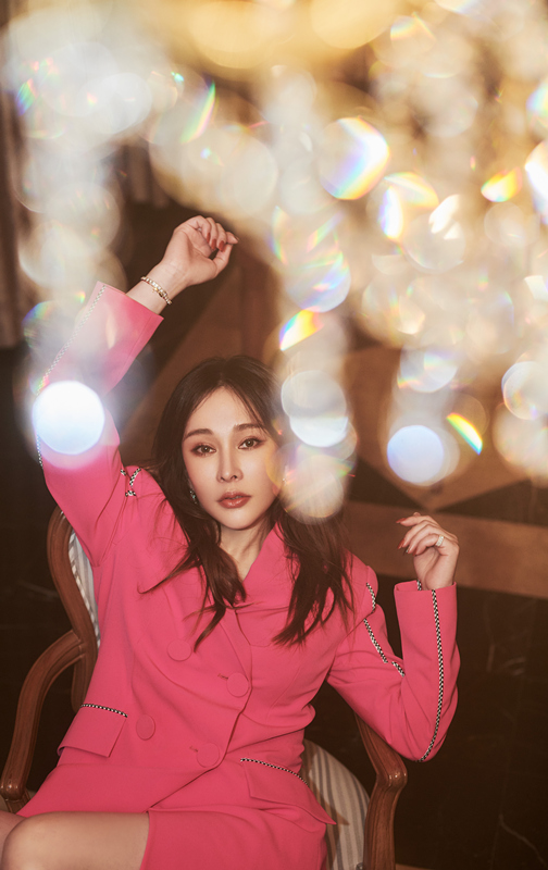 温岚化身冬日暖阳 西装穿搭优雅动人