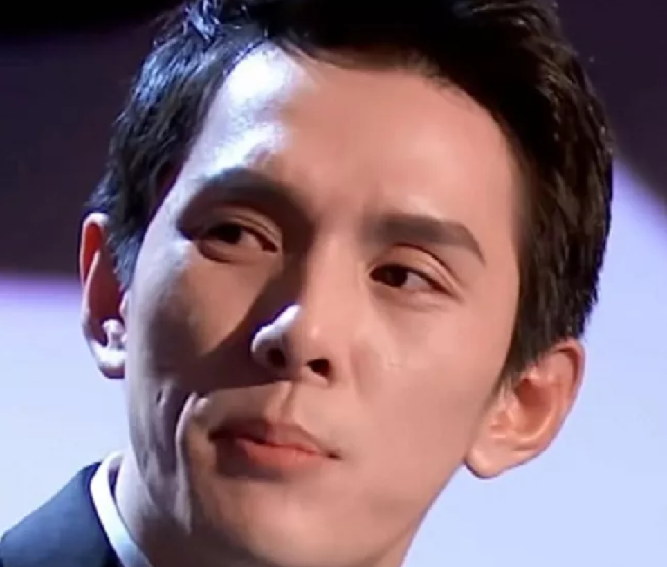 原创李佳琦上节目导演忘开十级滤镜,满脸坑坑洼洼被曝光,我眼睛花了?