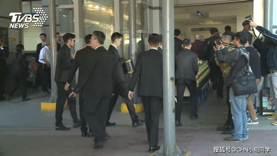 高以翔的棺木抵达第二殡仪馆,由大哥和二哥捧着牌位,女友bella在黑伞