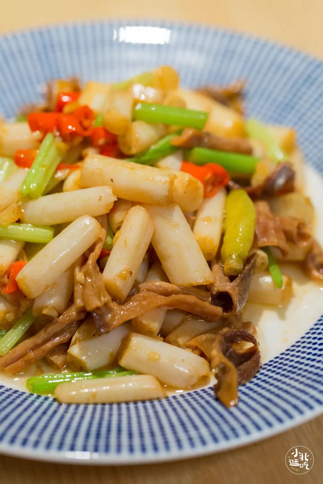 藕带味道鲜嫩脆爽用来爆炒鹅肠在鹅肠香鲜的加持下,爽口更凸显口感