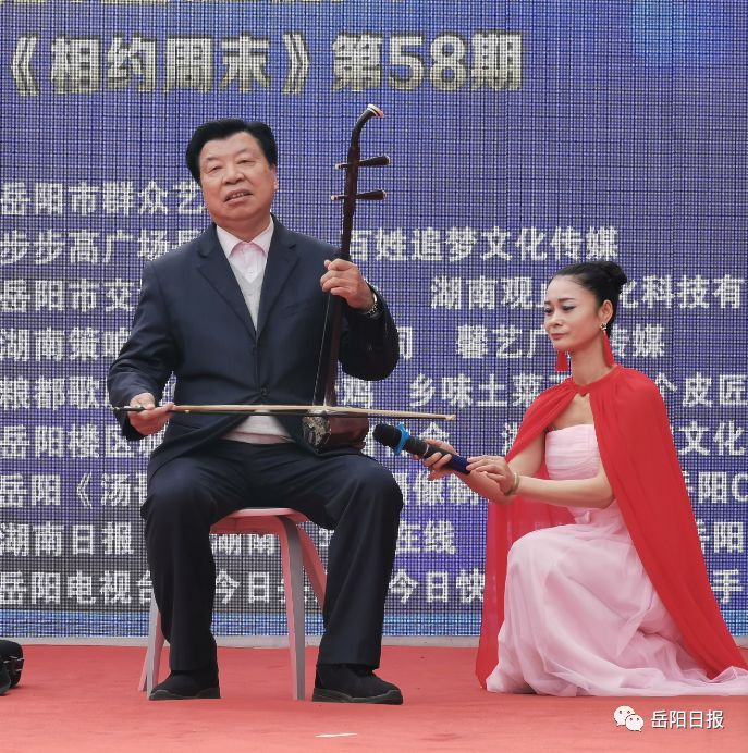 舞台中央,他们纵情歌舞