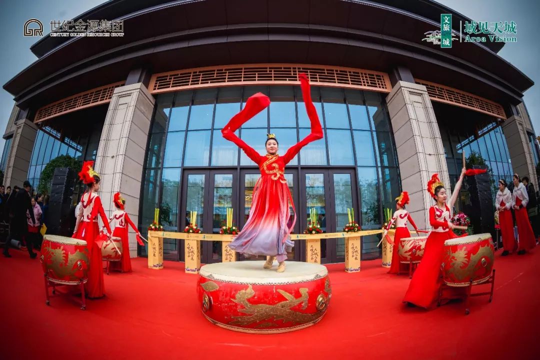 上午9点58分,在一支唯美激昂的水袖鼓舞中活动序章缓缓拉开,跃然呈现