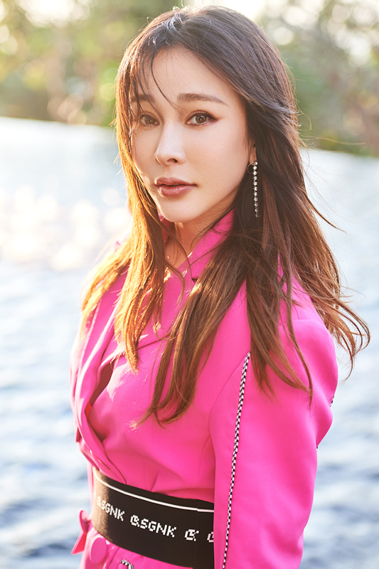 温岚化身冬日暖阳 西装穿搭优雅动人