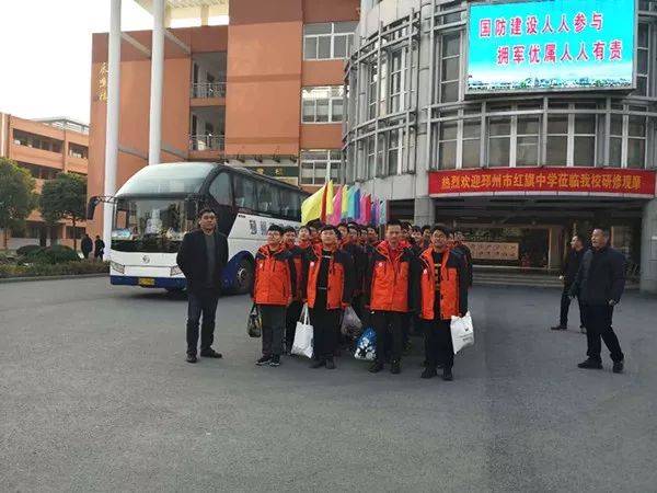 欢乐下水泳者无畏江都实验初中成功开展游泳进课堂活动