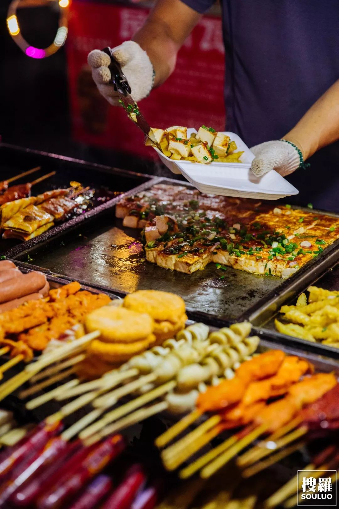 一条街开100 家店,在巷深处藏着30 小推车夜宵摊,火足16年.