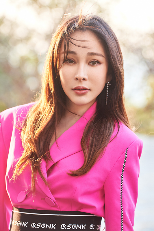 温岚化身冬日暖阳 西装穿搭优雅动人