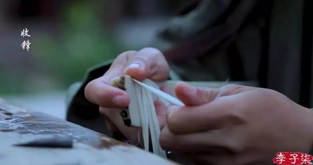 宝藏女孩李子柒造纸刻字写书法做手工被老外誉为中国达芬奇