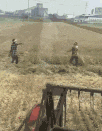 【搞笑gif动态图】两位干农活的大妈因为分不清农田的界线...