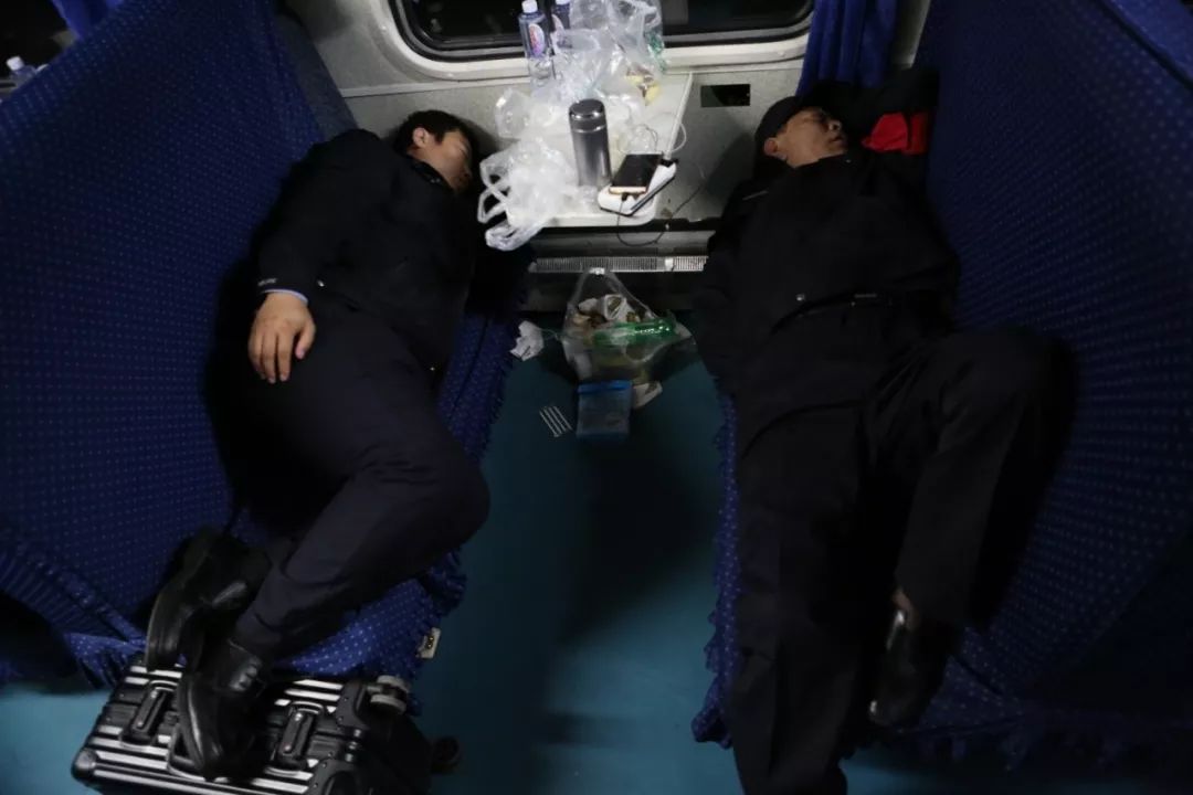 凌晨,民警们在硬座席位上和衣而睡.