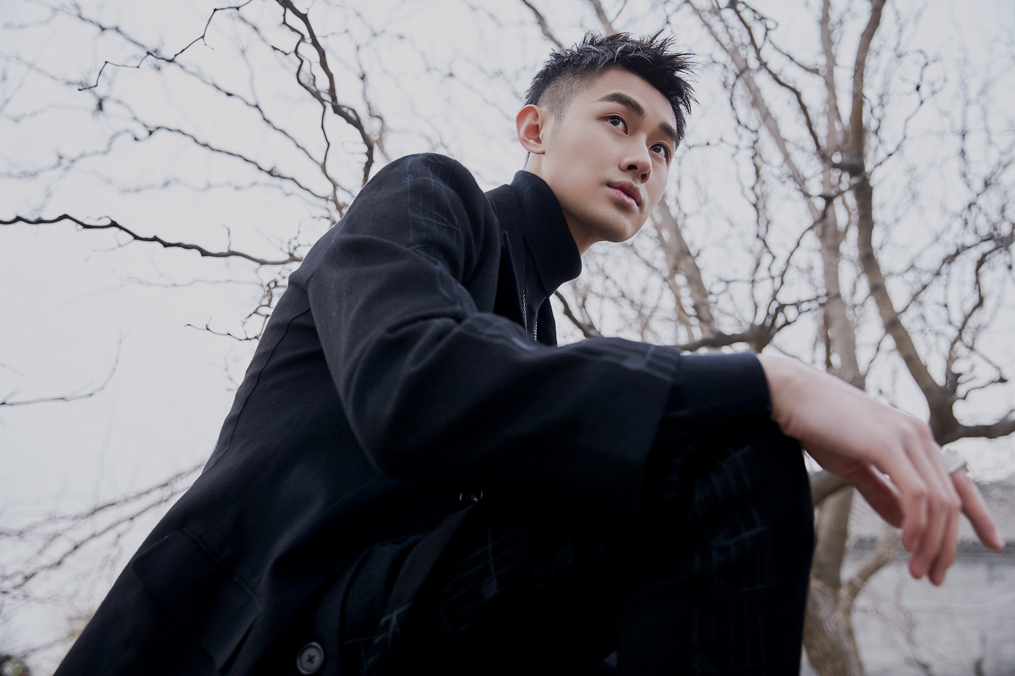 陆宇鹏亮相国剧盛典录制 全黑西装随性帅气