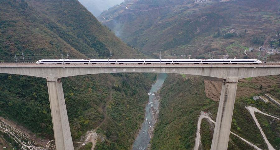 成贵高铁线路全长650公里,是我国"八纵八横"高速铁路网的重要组成部分