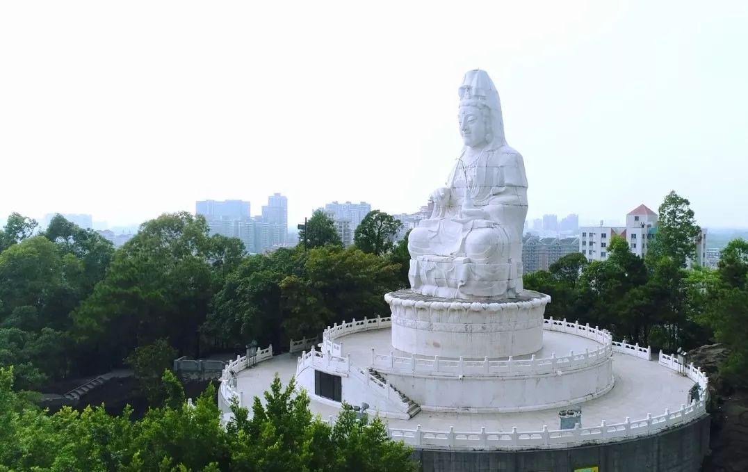 还有 笑面佛和隐贤寺都是祈福的好地方