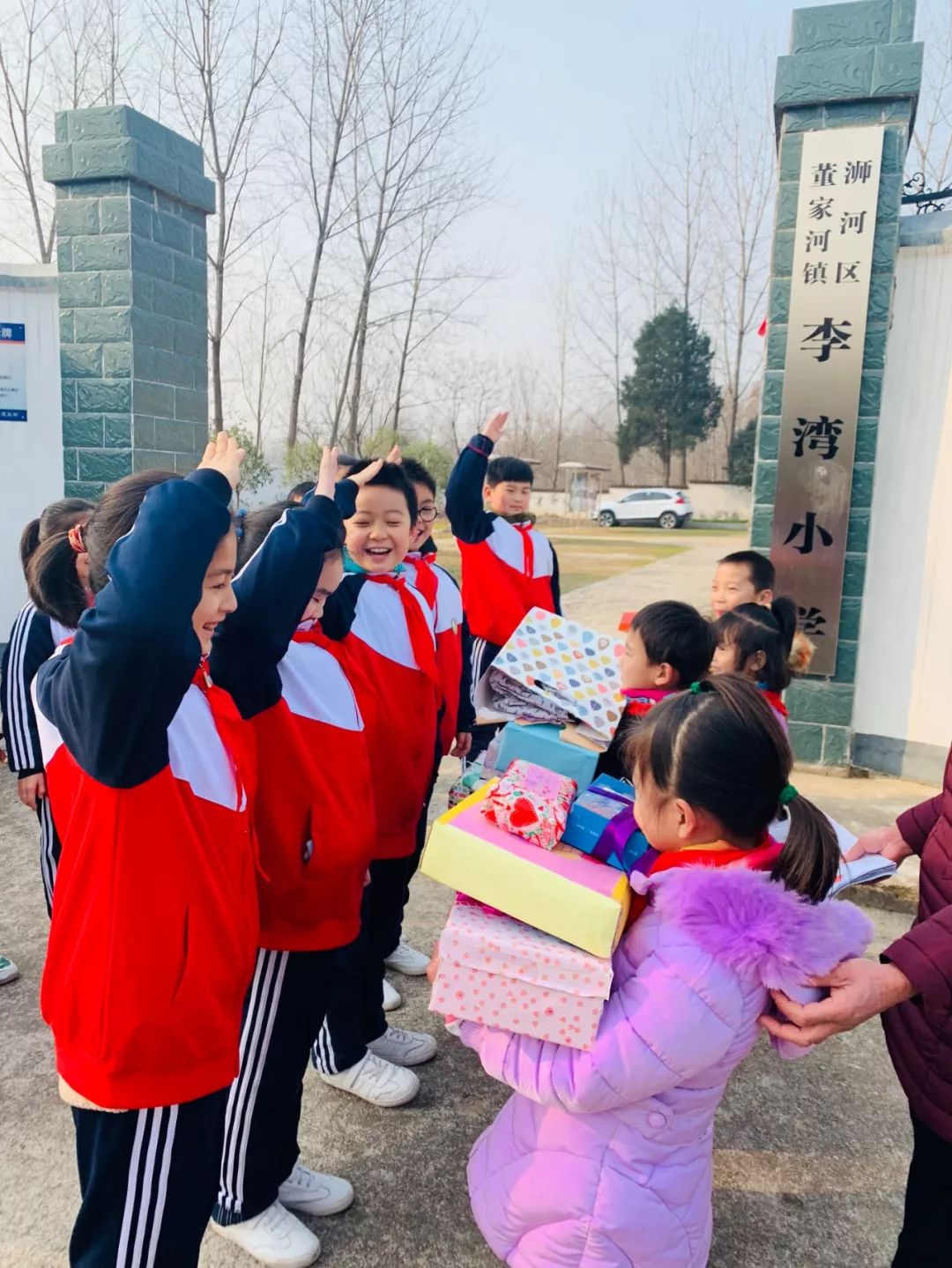 爱心速递团出发! 信阳市三小开展情暖冬日行活动