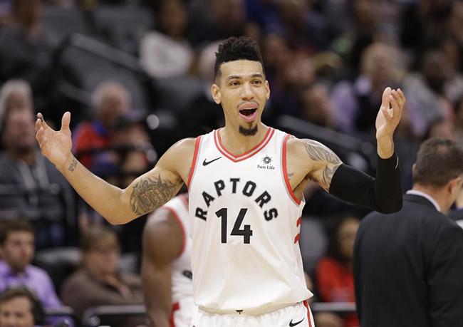 实际上丹尼-格林一直算是起伏很大的那类射手,从11-12赛季开始他曾