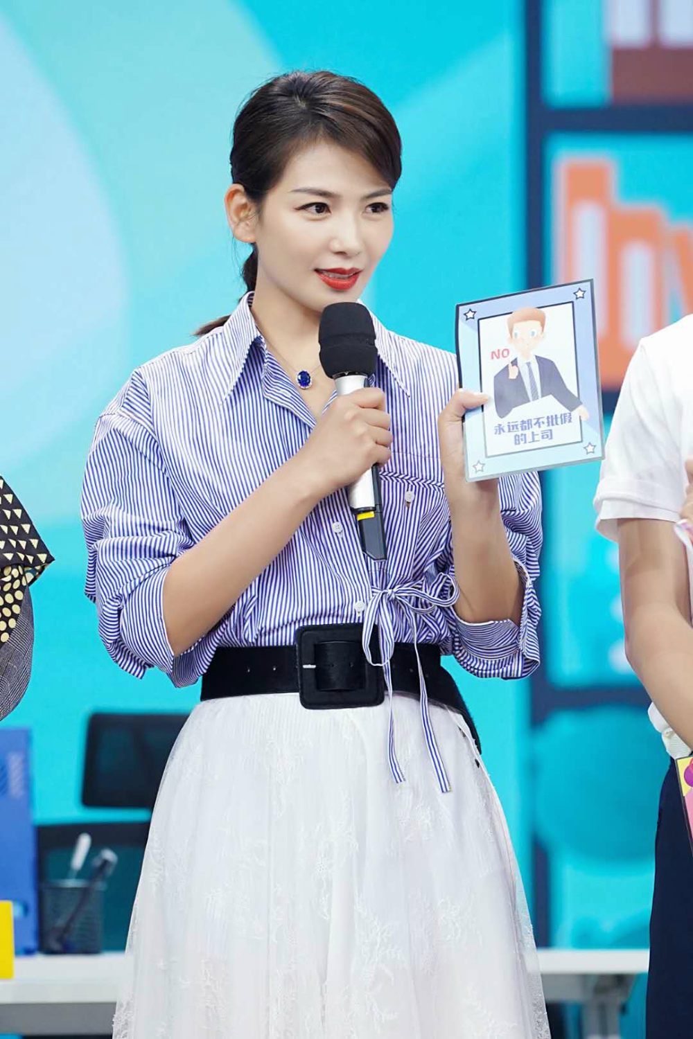 除了近期的综艺节目之外,刘涛目前也正在剧组拍摄电视剧《我是真的爱