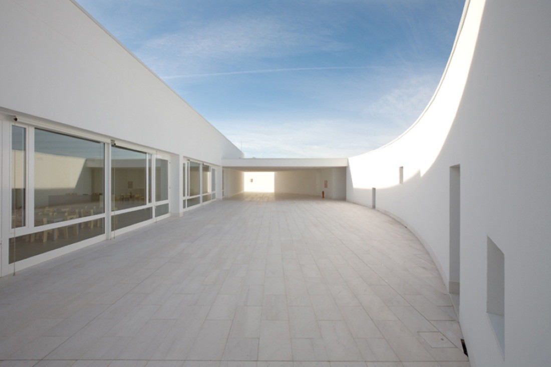 贝纳通幼儿园 / alberto campo baeza