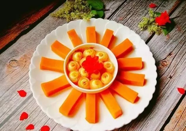 做法1,南瓜一截,去皮,切成均匀条状,摆盘.