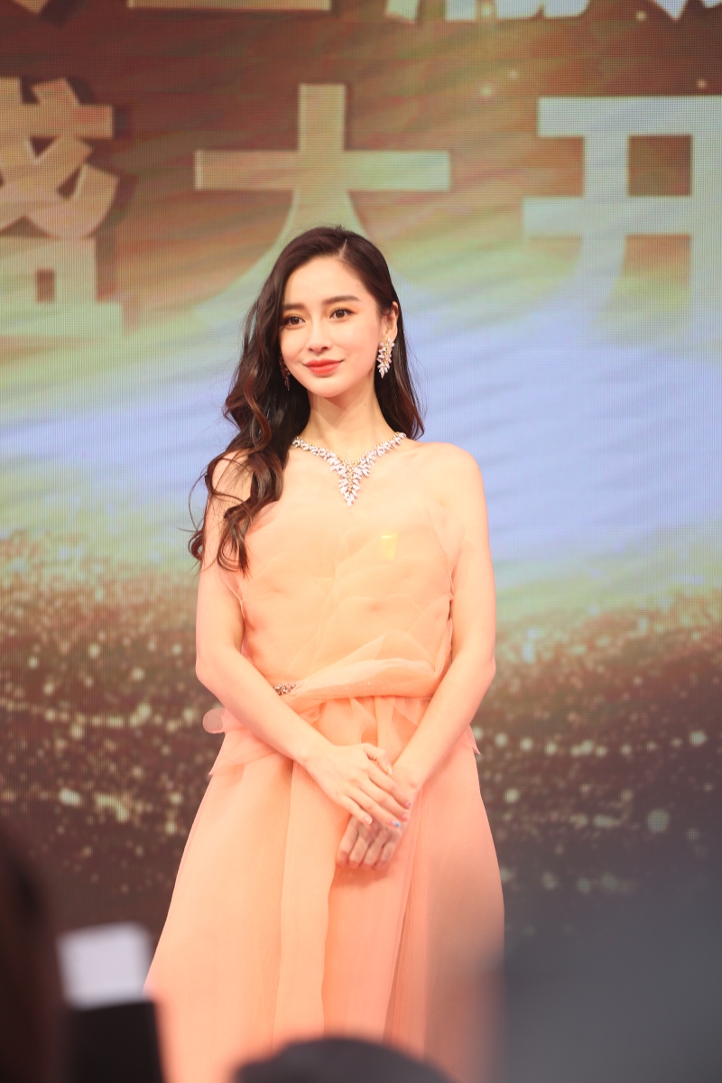 1/ 12 搜狐娱乐讯 2019年12月15日,四川绵阳,angelababy杨颖出席某