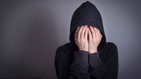 忧郁在心理学上解释呢,就是忧伤郁结;忧虑烦闷.