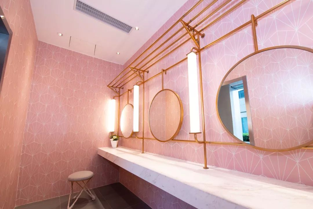 商场与wecare合作,打造精致的专属卫生间,增添温馨的亲子卫生间,化妆