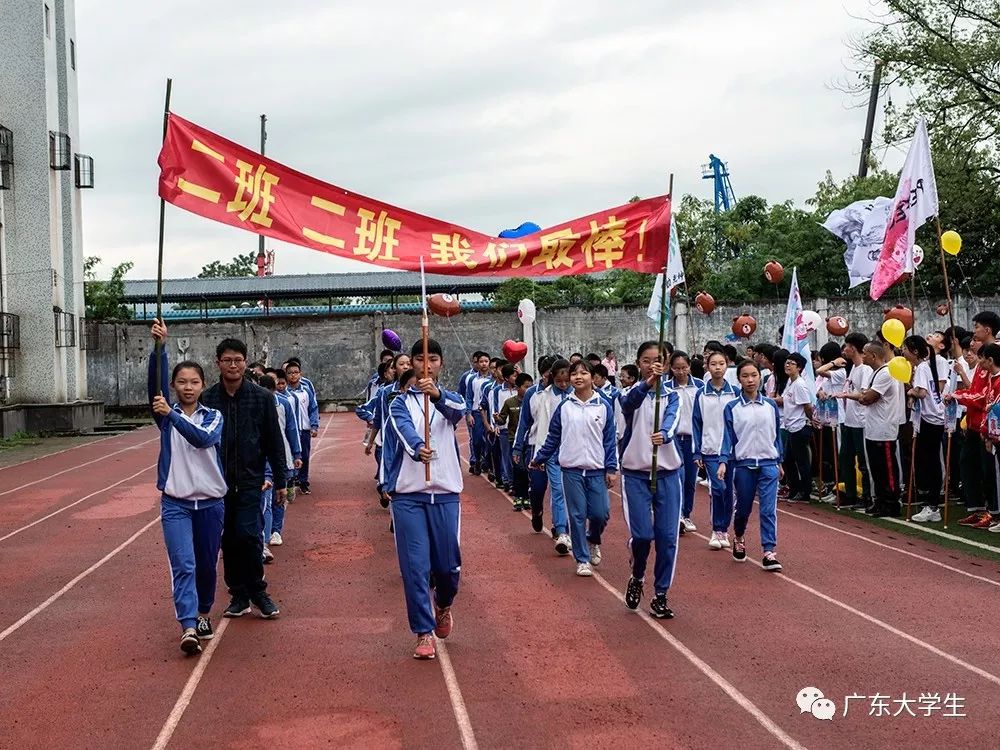 梅州市十所重点中学之一 9,梅江区乐育中学 乐育中学的校服 是比较深