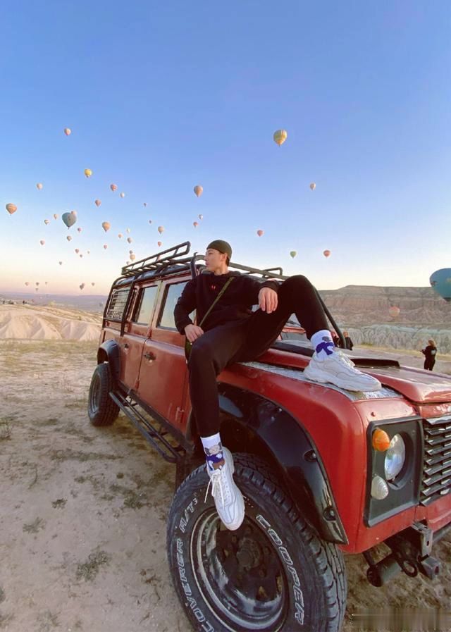 把腿拍成2米这位名媛风寸头无名帅哥还蛮好看的