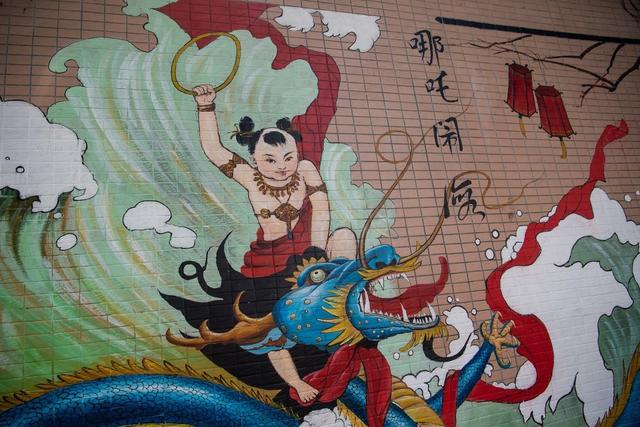 在《醉花阴》一词中还有赞颂瓷枕的词句:"薄雾浓云愁永昼,瑞脑销金兽