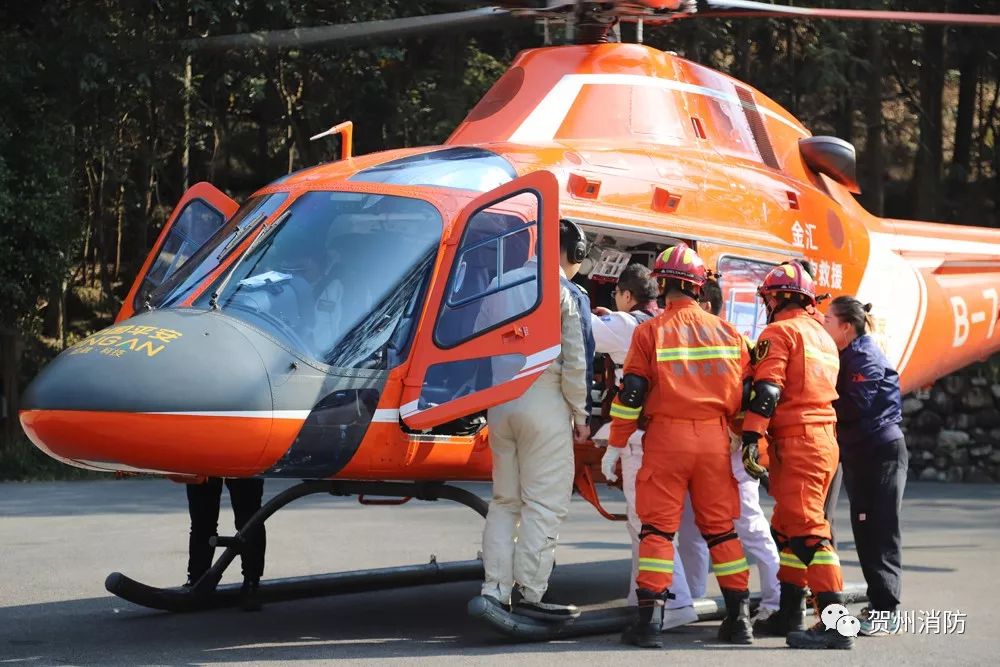 飞机降落在事发现场,救护人员迅速,有序地将载有"危重伤员"的担架车由