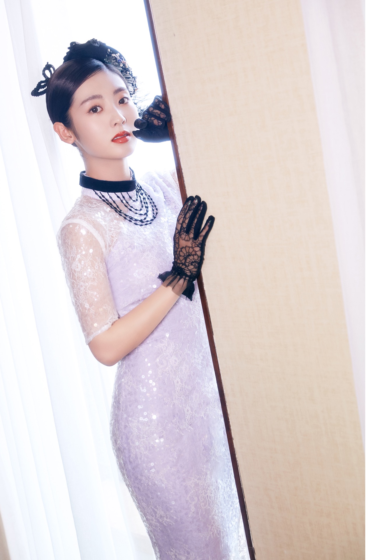 头饰,外加黑色流苏项链和蕾丝手套的造型上阵,举手投足颇有依萍神韵