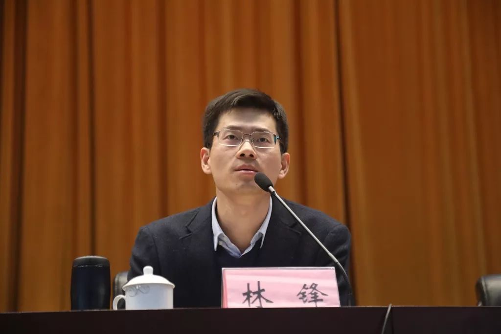 大溪镇党委副书记,镇长林锋主持会议大溪镇党委副书记潘永胜讲解政策