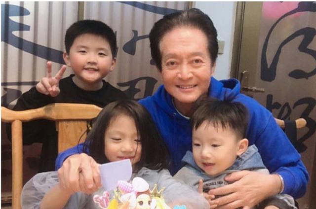 原创72岁"反派专业户"方刚近照,面容苍老难认,一生未婚但儿孙满堂