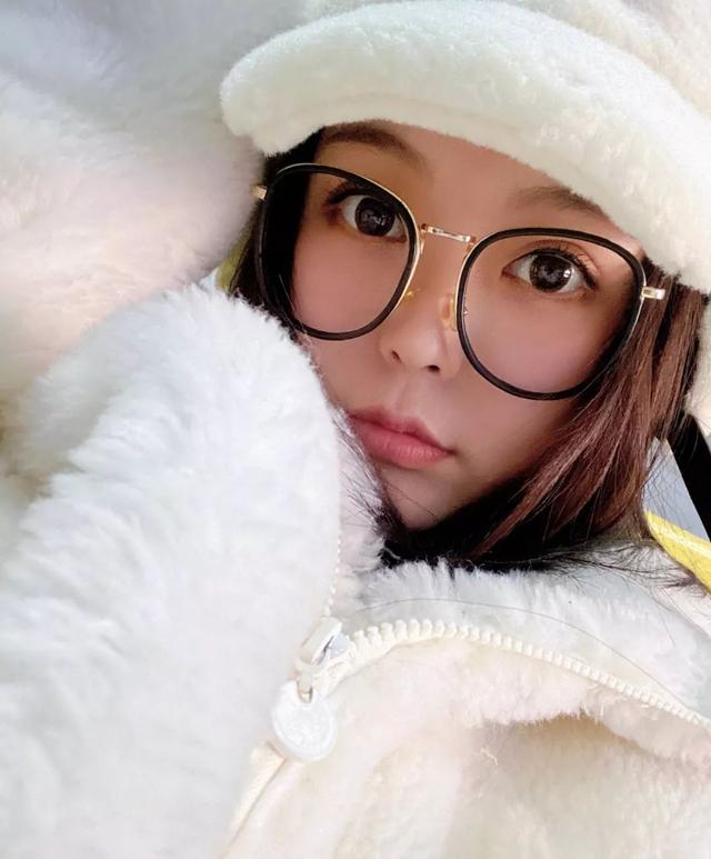 至于两人离婚的原因,除了王迅出轨王依梓外,或与魏臻不能生育也有很大