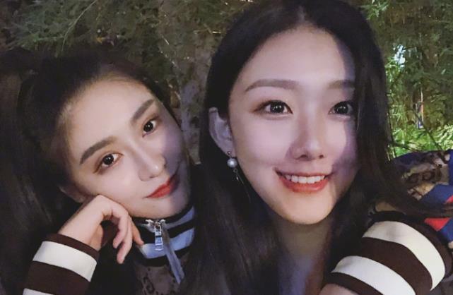 原创杨馥宇与闺蜜同游晒照图中女子颜值眼熟竟是杨幂旗下艺人