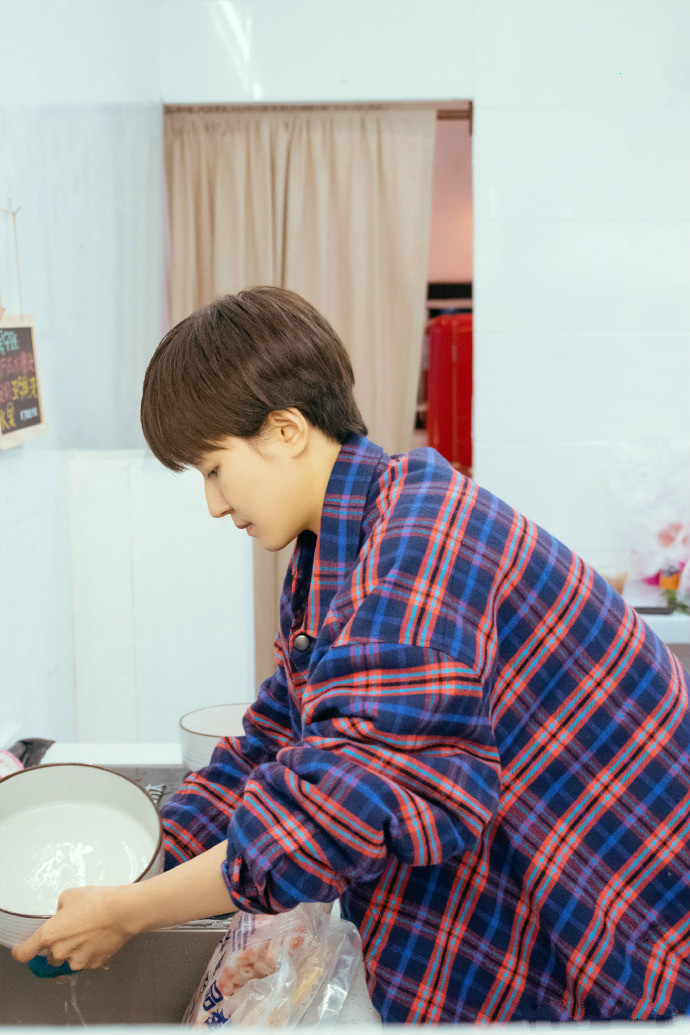 原创焦俊艳朴素打扮变小媳妇,刷锅做饭样样在行,捧着饭碗蹲着就开吃