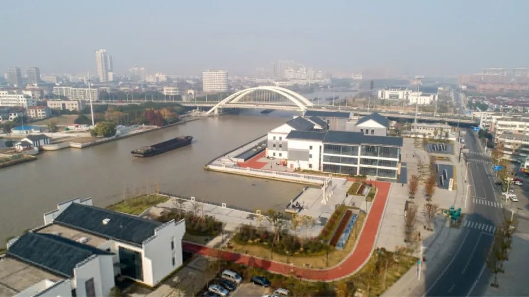 运河文化公园位于京杭大运河吴江开发区段东侧,南起东太湖大道,北到