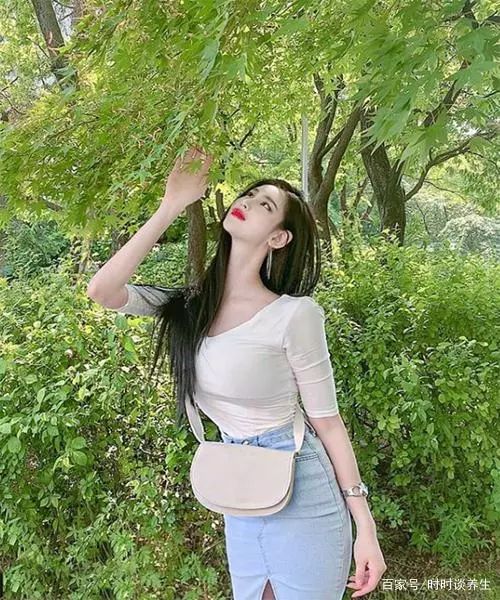 九头身美女模特身材高挑气质佳大方承认曾整过容