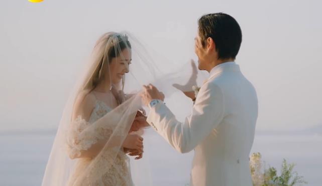 原创向佐郭碧婷"婚礼",当掀头纱那一刻谁注意郭碧婷的手?太真实!