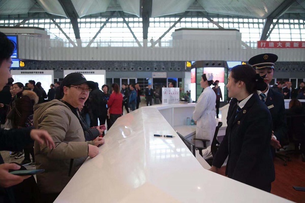 高铁盐城站问询台服务人员热情接待旅客