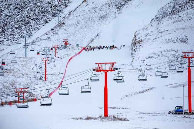 中国雪都阿勒泰将军山滑雪场滑雪玩雪的圣地人类滑雪起源地