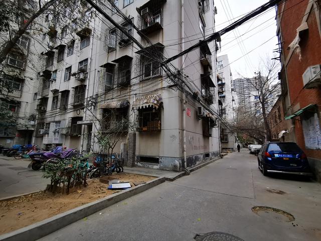 郑州老旧小区统一安装智能门禁需刷脸进入有人点赞有人怨