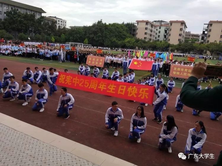 校服3,梅州市曾宪梓中学梅州市重点中学广东省一级学校兴宁一中是广东
