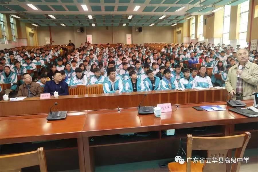 也是"最年轻"的省一级学校 16,五华县高级中学 五华县高级中学的校服