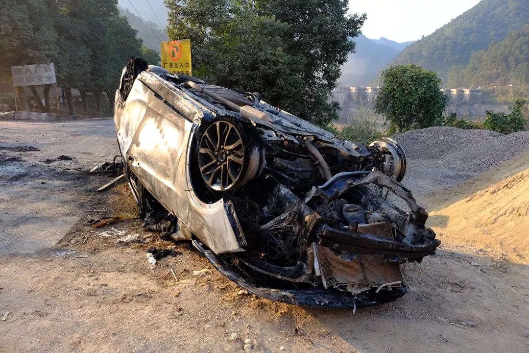 贺州一路段面包车翻车漏油起火,现场触目惊心!