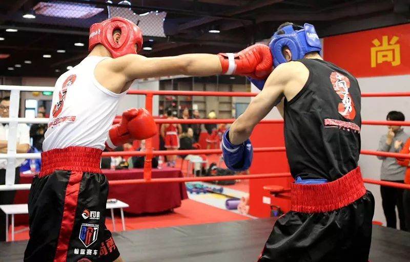 用拳头说话看看谁更强!青岛市俱乐部拳击对抗赛激情开赛