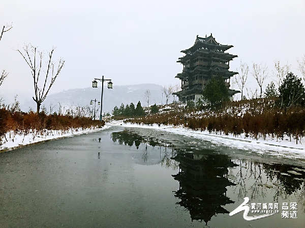 雪後呂梁如意湖公園玉琢銀裝